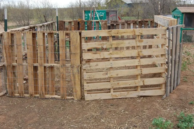 Компактный эффективный красивый забор деревянный из палет