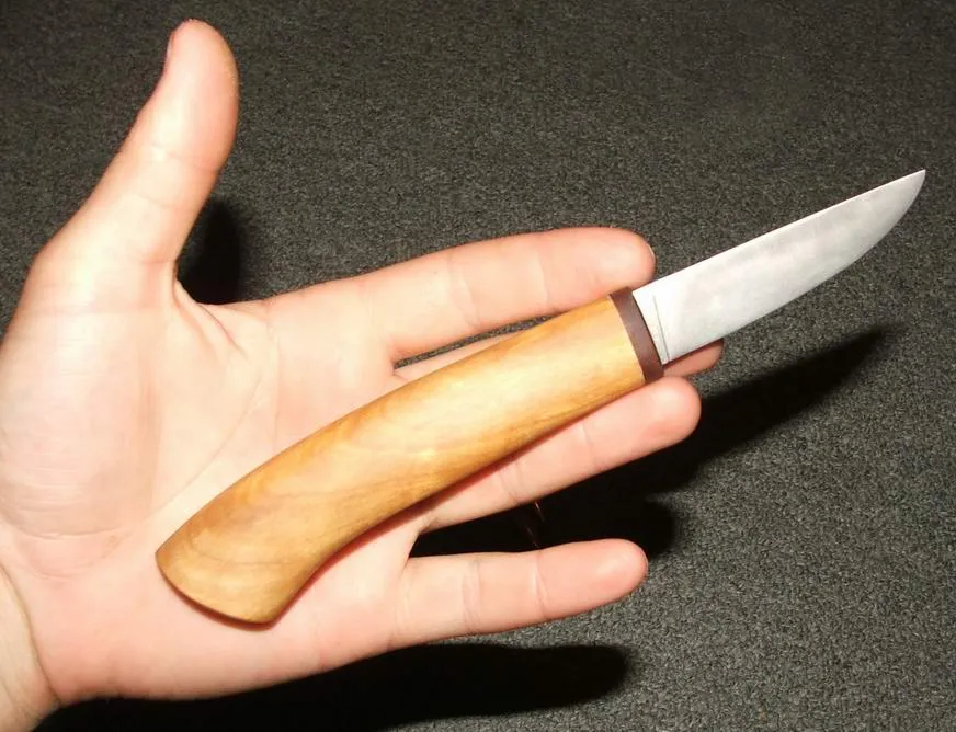 Рукоять ножа обработана льняным маслом
