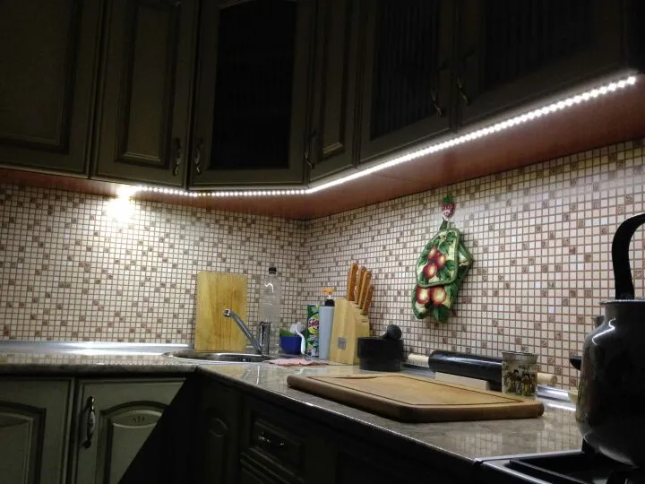 Светодиодная лента на подвесных шкафчиках кухонного гарнитура