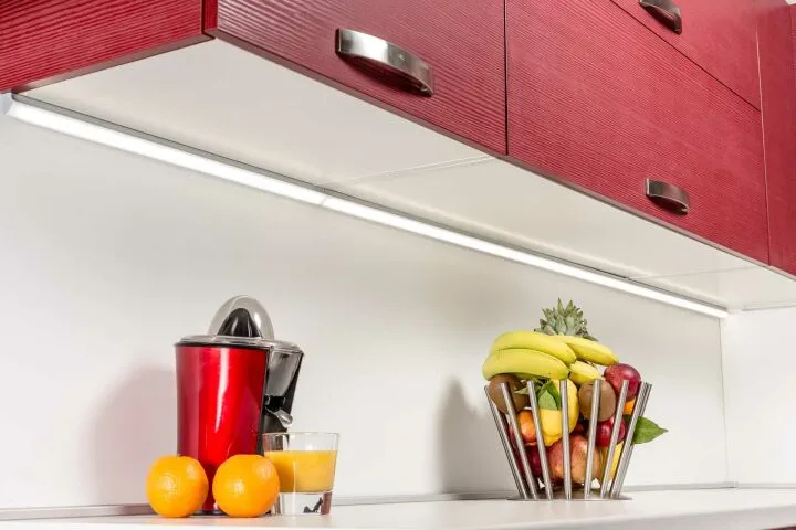 Накладные светильники на кухонных шкафах