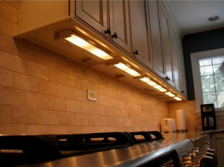 Накладные светильники по низу шкафа для подсветки кухонной столешницы