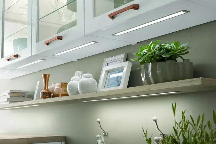 Полки и шкафы со встроенной подсветкой на кухне