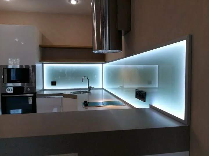 Кухонный фартук из стекла с подсветкой