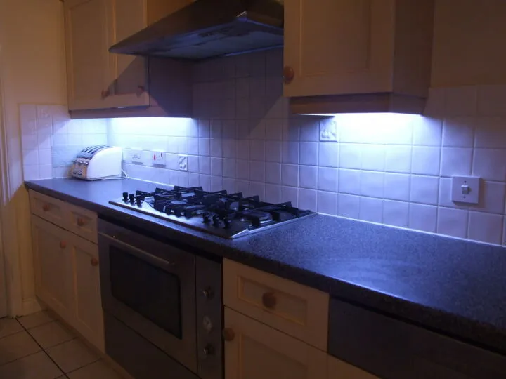 Накладные выключатели подсветки на кухонном фартуке под шкафчиками