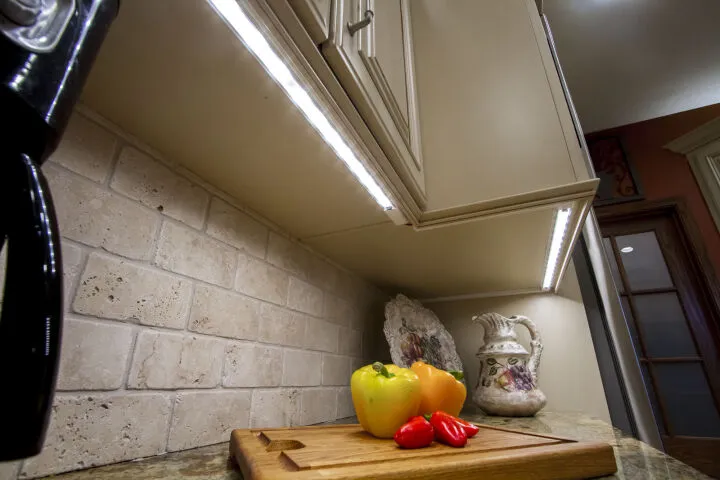 Led-лента под кухонными шкафами для подсветки