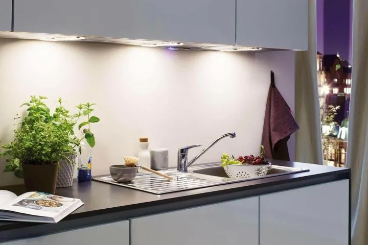 Подсветка на нижней поверхности навесных кухонных шкафчиков