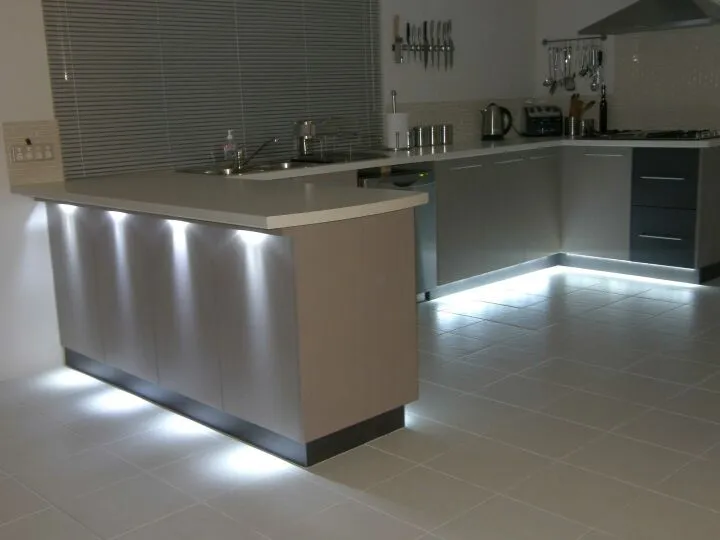 Подсветка точечными светильниками и Led-лентами на кухне