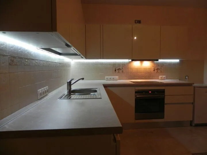 Светодиодная подсветка под настенными кухонными шкафами