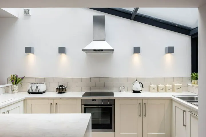 Настенные светильники направленного света на кухне
