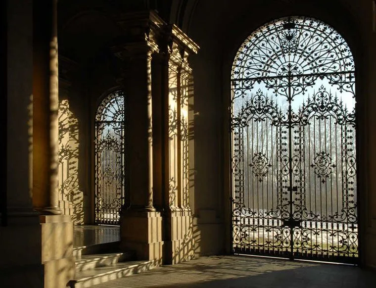 ворота в Италии, вход в парк-музей под открытым небом