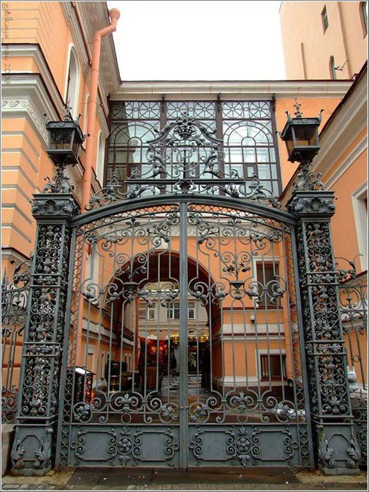 ворота в особняк Спиридонова (Россия, Санкт-Петербург)