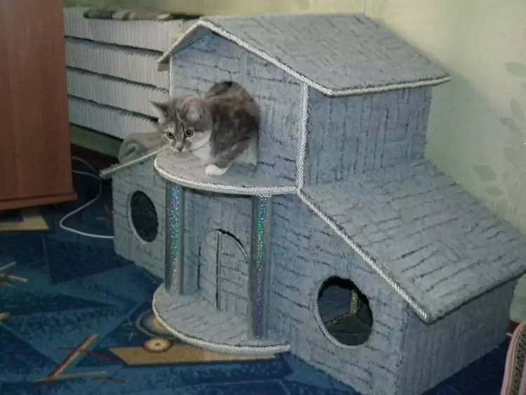 Ещё лучше, когда домик не полностью текстильный, а в основе имеет картон или фанеру. Тогда это истинный кошачий дворец!