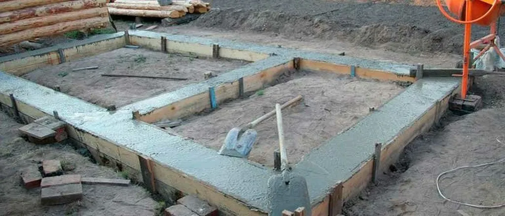 Заливка бетонной смесью ленточный фундамент под баню